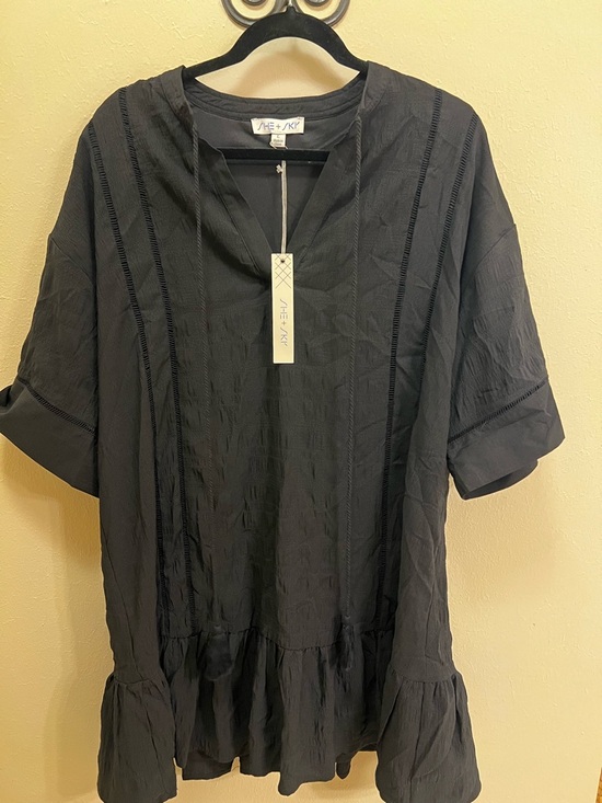 She + Sky Dresses & Skirts - She + Sky Black Short Sleeve Textured Tunic with Ruffle Hem